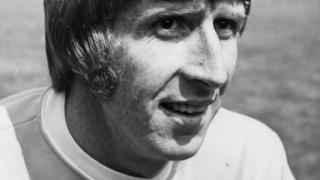 Wales legend Wyn Davies honoured in Caernarfon hometown - BBC News