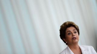 Dilma Rousseff, em 16/8, lendo carta na qual defende plebiscito