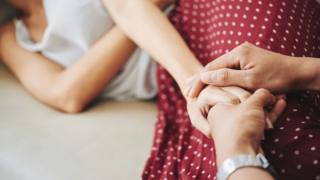 சுற்றுச்சூழலுக்கும், உடல்நலத்துக்கும் தீங்கு: சானிட்டரி நேப்கினுக்கு மாற்று என்ன?