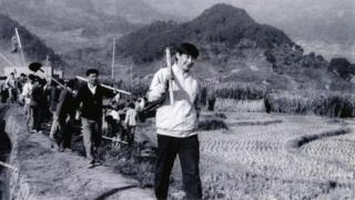 1989年12月2日,時任中共寧德地委書記的習近平帶領幹部勞動。