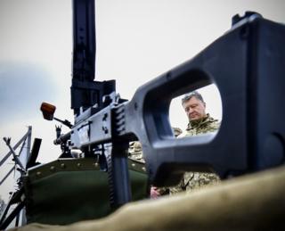 Ознайомився з нвоими зразками озброєння під час відвідання військової частини на Київщині, 27 квітня 2016 року