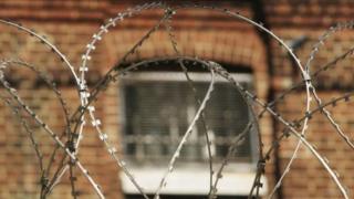 Arame farpado em cadeia