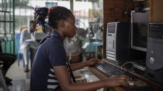 Une fille en République démocratique du Congo devant un ordinateur