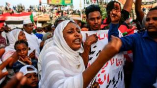 Abari mu myiyerekano bavuga ko batazoyihagarika gushika abakuru ba gisirikare bashikirije ubutegetsi abasivire
