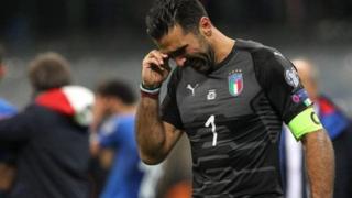 Kipa wa muda mrefu wa Italia Gianluigi Buffon akibubujikwa na mchozi baada ya kushindwa na Sweden