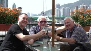 Anthony Wong con David y John Perry