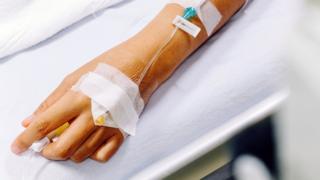 Close em mão com acesso para recebimento de soro na veia