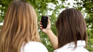 Dos mujeres se toman un selfie