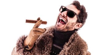 Hombre excéntrico y extrovertido