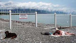 Esta valla divide Rusia de Abjasia, en la zona del Mar Negro