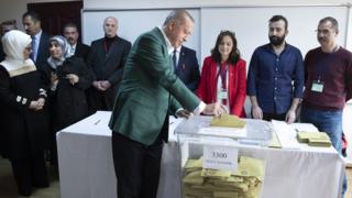 Turkish President Recep Tayyip Erdogan (front) casts his vote for the local elections in Istanbul