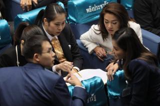 ส.ส.พรรคพลังประชารัฐ ปรึกษาหารือระหว่างการประชุมรัฐสภาเพื่ออภิปรายนโยบายรัฐบาลในวันที่สอง 26 ก.ค. 2562