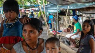 Mujer emebera con sus hijos