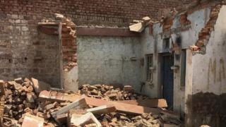 आगरा के खैरागढ़ तहसील का इलाका इस वक्त मलबे में तब्दील हो चुका है.