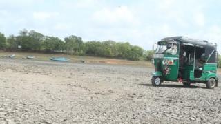 ජලය සිඳී ගිය වැවක ත්රි රෝද රථයක්