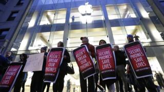 政府によるiPhoneロック解除に抗議する人たち(2月23日、米ボストン)