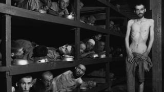 Judíos encerrados en un campo nazi