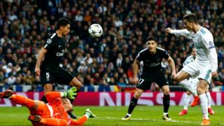 Ronaldo ati awọn agbabọọlu miran lori papa