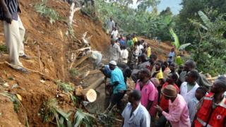 Dhiiqo soo duntay hadda ka hor bariga Uganda oo 18 qof ay ku dhinteen. Geedaha ayaa la jaray si loo raadiyo dad badbaaday.
