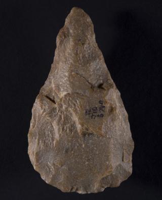 Древний индийский каменный инструмент в форме капли слезы, который насчитывает более миллиона лет