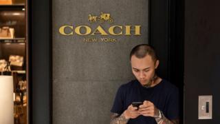 知名时尚品牌Coach因将台湾和香港单独列为国家,在中国引发抗议。