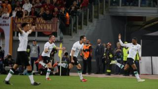 لاعبو ليفربول يحتفلون بهدفهم الثاني