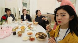 지난 4월 평양 냉면 전문점인 옥류관에서 남북평화 협력기원 남측예술단원인 걸그룹 레드밸벳이 냉면을 먹고 있다