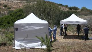 Forensische Polizisten bereiten sich darauf vor, ein Ödland zu untersuchen, um in der portugiesischen Stadt Praia da Luz nach Madeleine McCann zu suchen