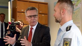 Alman İçişleri Bakanı de Maiziere Çarşamba günü Bremen'de emniyet merkezini ziyaret ederken görülüyor.