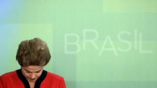 Президент Дилма Руссефф реагирует на церемонию подписания соглашения между горнодобывающей компанией Samarco и ее владельцами BHP Billiton и Vale SA с правительством Бразилии во Дворце Планалто в Бразилиа, Бразилия, 2 марта 201 г.