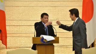 Philippines President Rodrigo Duterte (left) and Japan Prime Minister Shinzo Abe toast their countries' relations during a banquet in Tokyo on 26 October 2016.