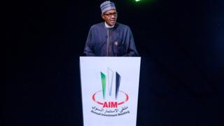 Presido Buhari for Stage dey give speech