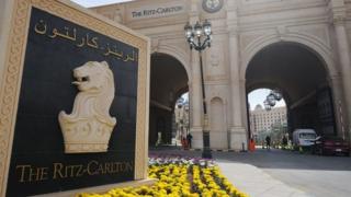 Huteelka Ritz Carlton ayaa lagu xiray mas'uuliyiinta ugu sarreysa Sucuudiga ee wajahaya eedaha musuq maasuq