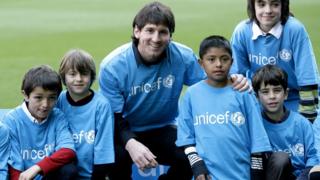 Lionel Messi da wasu yara sanye da rigar UNICEF