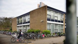 Hollanda'da bir okulun bahçesi