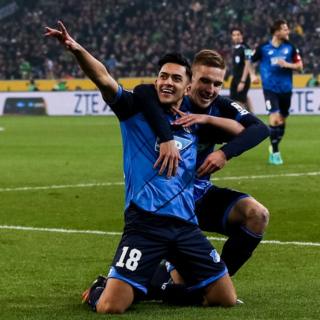 Nadiem Amiri celebra un gol con Pavel Kaderabek