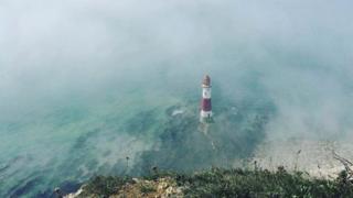Sis altında deniz feneri