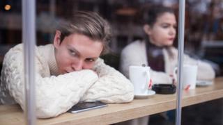 Pessoas entedidas em um café