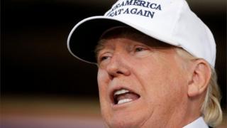 Donald Trump con la inscripción "Haz América grande otra vez" (Make America great again) en una gorra