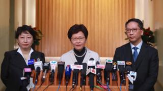 (从左至右)郑若骅、林郑月娥与袁国强在香港政府总部会见记者(香港政府新闻处图片5/1/2018)