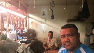 Açougueiros no mercado de Las Pulgas, em Maracaibo, na Venezuela