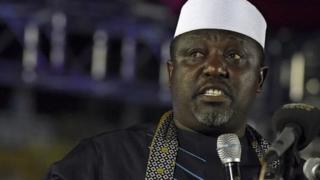 A watan Octoba ma Mista Okorocha ya yi ta shan suka sakamakon gina mutum-mutumin shugaba kasar Afirka ta Kudu, Jacob Zuma na tagulla