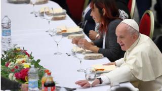 البابا في عشاء مع الفقراء في الفاتيكان عام 2019