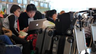 Пассажиры используют свой ноутбук в ожидании своего рейса