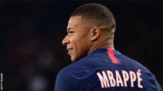 Mbappe yatsindiye igikombe cy'isi ari kumwe n'ikipe y'igihugu y'Ubufaransa mu mwaka ushize wa 2018