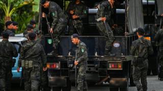 手持重型枪支的警员在雪邦法庭大楼外部署(30/5/2017)