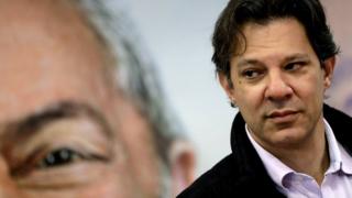 Fernando Haddad con la imagen de Lula detrás