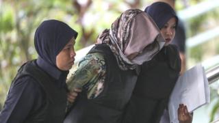 دوان ثي إحدى المتهمتين في الطريق للمحكمة الخميس