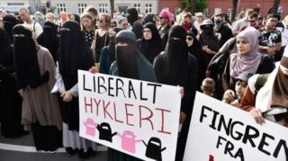Danimarka'da yüzlerce kişi peçe yasağını protesto etti.