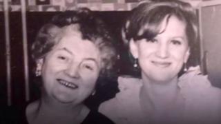 Sue Westhead y su madre